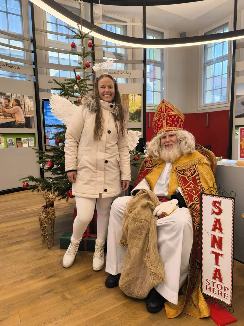Nikolaus mit Engel beim Auftritt