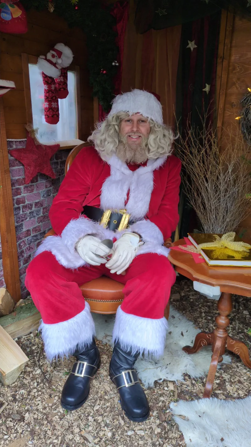 Weihnachtsmann sitzt in der Hütte