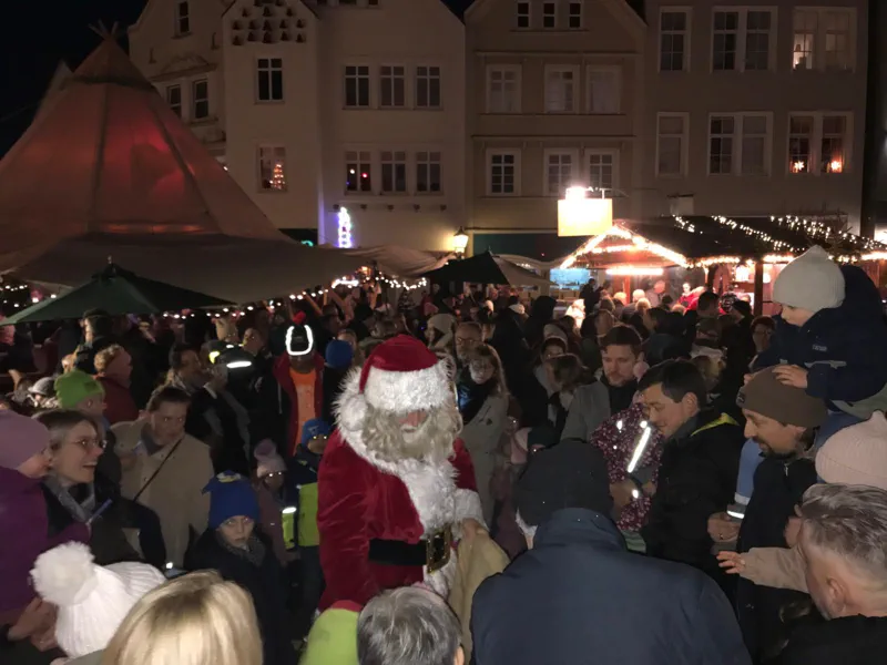 Geschenke verteilen auf dem Gänsemarkt in Herford