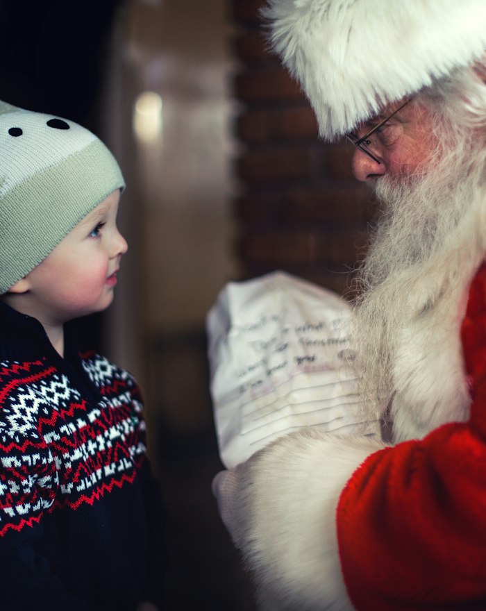 Kleinkind begegnet dem Weihnachtsmann zuhause