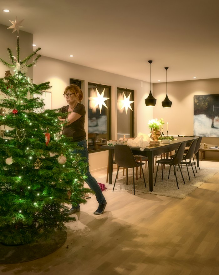 Familie im weihnachtlich dekorierten Wohnzimmer